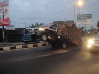Inilah akibatnya bila tidak memperhatikan keselamatan dan kenyamanan. Diisi sebanyak mungkin sampai overload. (Foto Niko Satrio)