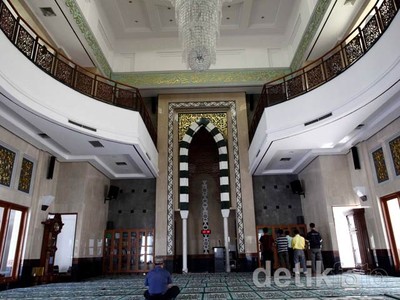 Ini Dia Masjid Mewah Hasil Saweran 7.000 Hakim