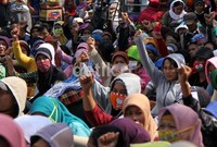 Dalam aksi ini kebanyakan adalah buruh perempuan.