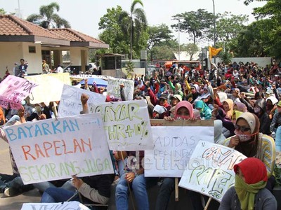 Kemenakertrans Didemo Ratusan Buruh