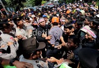 Para pendemo berusaha menerobos barikade polisi.