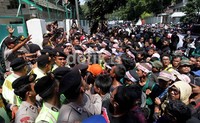 Aparat kepolisian berusaha menenangkan massa.