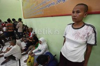 Mereka menunggu bus yang akan membawanya ke kampung halaman di panti sosial di Jakarta Barat.