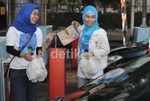 Pendukung Hatta Rajasa Bagi Takjil di Jalan Tol