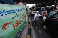 Isi takjil yang dibagikan berisi roti dan air mineral serta buku Makna Hikmah Ramadan di Mata Hatta Rajasa.