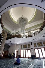 Ini Dia Masjid Mewah Hasil Saweran 7.000 Hakim