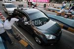 Pendukung Hatta Rajasa Bagi Takjil di Jalan Tol