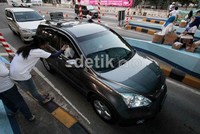 Aksi ini diikuti belasan pendukung Hatta Rajasa. Pengguna jalan tol terlihat antusias menerima bingkisan tersebut.