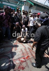 Kambing tersebut hendak pura-pura disembelih sebagai bagian dari aksi teatrikal. Namun polisi tidak mengizinkannya.