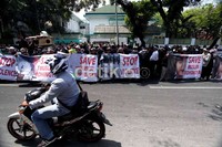 Spanduk-spanduk dibawa untuk menunjukan solidaritas kepada Muslim Rohingnya yang dibantai di wilayah hukum Myanmar.