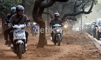 Setiap pagi dan sore ketika macet terjadi banyak pengendara sepeda motor yang melintas di jalur hijau tersebut.