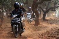 Untuk menghindari kemacetan, mereka nekat menerobos jalur yang semestinya steril dari kendaraan apapun.