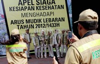 Peserta apel mudik berfoto di banner usai apel. Tidak hanya tenaga medis dari Kemenkes yang disiapkan tetapi juga tenaga medis dari berbagai instansi pemerintah akan turut berjaga selama arus mudik.