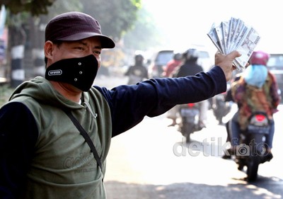 Jelang Lebaran, Jasa Penukaran Uang Receh Marak