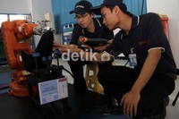 Pekerja melakukan proses Assy.