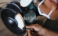 Kesemua pekerja merupakan anak-anak bangsa yang dilatih secara profesional untuk dapat menciptakan dan mendesain berbagai macam alat industri.