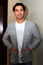 Gaya Casual Reza Rahadian