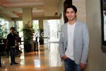 Gaya Casual Reza Rahadian