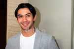 Gaya Casual Reza Rahadian