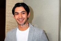 Senyuman manis Reza menghiasi wajah tampannya. (Herianto Batubara/detikHot).