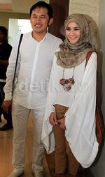 Zaskia Mecca & Hanung Bramantyo Kompak Putih-putih