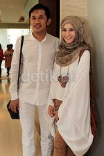 Zaskia Mecca & Hanung Bramantyo Kompak Putih-putih