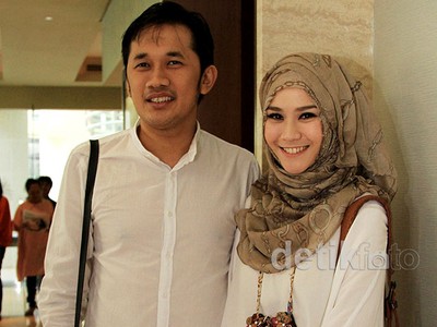 Zaskia Mecca & Hanung Bramantyo Kompak Putih-putih