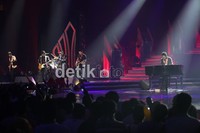 Aksi NOAH di atas panggung.