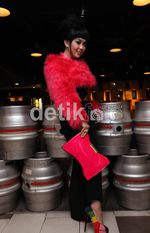 Syahrini Pakai Baju Berbulu