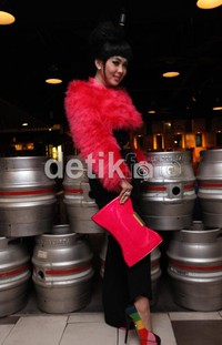 Tak hanya itu, sepatu yang dikenakannya juga berwarna seperti rainbow cake yang tengah naik daun dan menjadi perbincangan banyak orang.