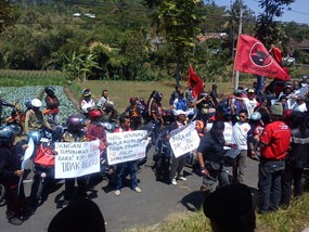 Buntut Pencoretan, Pendukung Eddy Rumpoko Demo Kantor KPUD Batu