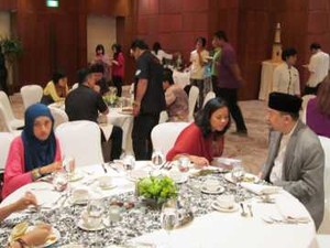 Berbuka Dengan Sajian a la Timur Tengah Bersama Anak Jalanan