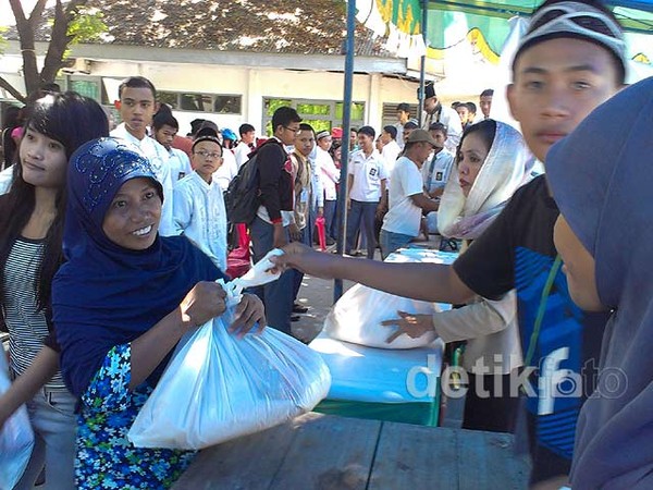 Siswa SMKN 5 Makassar Gelar Bazar Murah