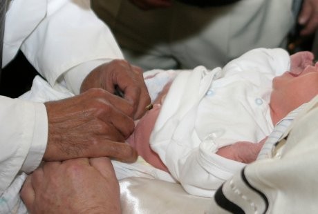 Cara Merawat Kemaluan Bayi Lelaki yang Baru Disunat