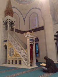 Seorang jamaah mengaji di mimbar yang khas bergaya Turki Usmani (Fitraya/detikTravel)