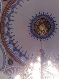 Ornamen seni khas Islam dan kaligrafi menghias langit-langit Masjid Sehitlik (Fitraya/detikTravel)