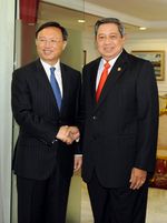 SBY Jabat Erat Menlu Negara Komunis Tiongkok