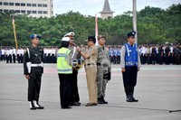 Gubernur Sulsel Syahrul Yasin Limpo menyematkan pita ke perwakilan pasukan pengamanan Operasi Ketupat 2012. (M Nur Abdurrahman/detikcom).