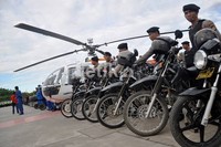 Patroli motor Polrestabes dan sebuah helikopter disiapkan dalam upacara ini. (M Nur Abdurrahman/detikcom).