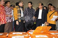 Ketua KPU Husni Kamil Manik (batik hitam) berbincang dengan Dosi Prasetyo. Selain Hanura, Partai NasDem sudah mendaftar pagi hari. Nanti kita catatkan kepada petugas KPU. Pertama kelengkapan jenis dokumen yang disyaratkan, kemudian penelitian administratif. Pencatatannya apakah mereka memenuhi persyaratan, kata Husni Kamil.