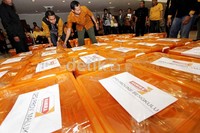 27 boks berkas kelengkapan pendaftaran diserahkan ke KPU sebagai syarat pendaftaran.