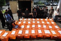 Jejeran boks pendaftaran Pemilu diturunkan dari mobil boks. Pendaftaran akan berlangsung hingga 7 September.