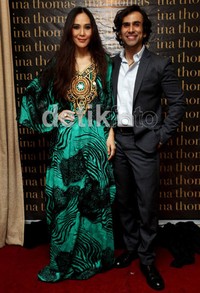 Bersama sang suami tercinta Jeremy Thomas, ia menggelar acara fashion show tersebut.