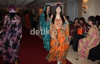 Inilah karya-karya kaftan dari desainer Ina Thomas yang penuh dengan corak dan penuh warna.