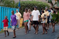 Barrack Obama Pakai Sandal Jepit. Barrack Obama terlihat menggandeng kedua anaknya Malia (kiri) dan Sasha saat libur Natal tahun kemarin di Hawai (27/12/2011). Obama hanya mengenakan kaos oblong, celana pendek dan sandal jepit.Adegan ini merupakan paling alamiah untuk publik. Sulit menemukan presiden lain di dunia terekam dengan baju warga biasa seperti ini. ((Photo by Kent Nishimura/Getty Images)