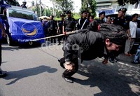 Limbad menarik berkas pendaftaran Partai NasDem ke KPU Pusat Jakarta, Jumat (10/8/2012). Aksi ini sebagai bagian dari prosesi pendaftaran partai yang menghibur.