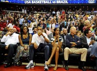 Obama Minum Bir dengan Sepatu Kets. Obama mengajak istrnya Michele, anaknya Malia dan Wapres Joe Biden dalam sebuah pertandingan bola basket di Wahsington, (16/7/2012). Obama terekam bebas sedang minum bir dengan celana jins dan sepatu kets. Pemandangan ini sulit ditemui untuk foto-foto presiden manapun. Bahkan Joe Biden sendiri mengenakan baju formal. (Photo by Patrick Smith/Getty Images)