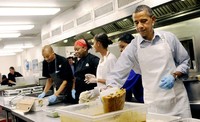 Obama Bikin Kue. Presiden AS Barrack Obama membantu memasak kue untuk kegiatan amal memperingati peristiwa 911, (10/11/2011). Aksi ini bukan menjelang masa kampanye politik seperti para pejabat publik pada umumnya yang hendak menarik simpati pemilih. Obama melakukan untuk acara amal sebuah sekolah di Washington DC.  (Photo by Leslie E. Kossoff-Pool/Getty Images)