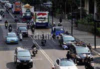 Arak-arakan simpatisan partai di jalan Thamrin saat menuju Gedung KPU Pusat.
