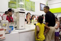 Obama Antri Es Krim. Obama mengantri membeli es krim untuk anaknya Shasa di Hawai, (27/12/2012). Obama seperti warga kebanyakan, ikut mengantri dan tidak gengsi. Sikap merakyat ini yang sulit ditemui oleh Presiden AS sebelumnya, bahkan untuk kandidat pesaingnya saat ini, Romney. (Photo by Kent Nishimura-Pool/Getty Images).